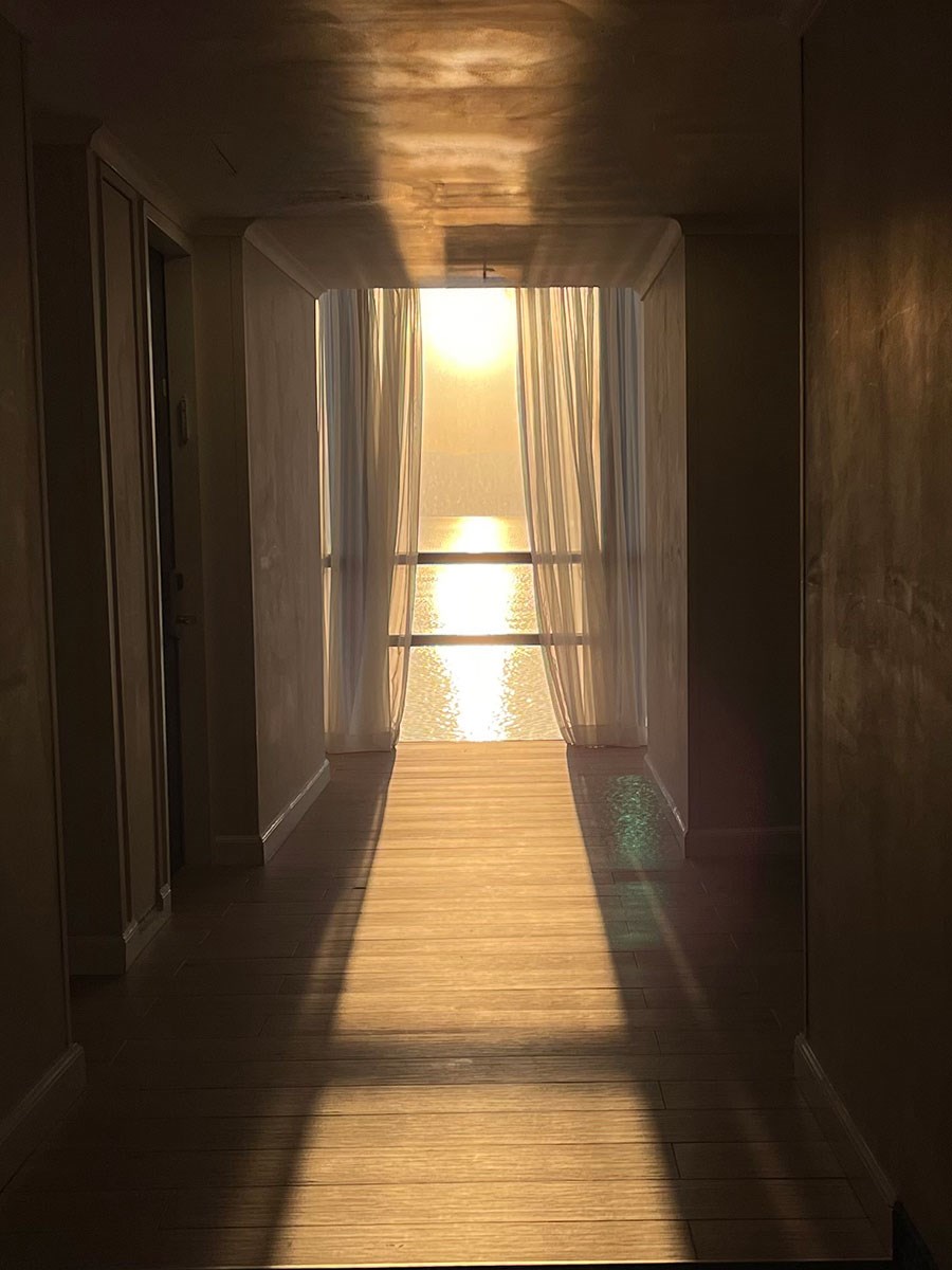 הזריחה מהמסדרון הזריחה מהמסדרון