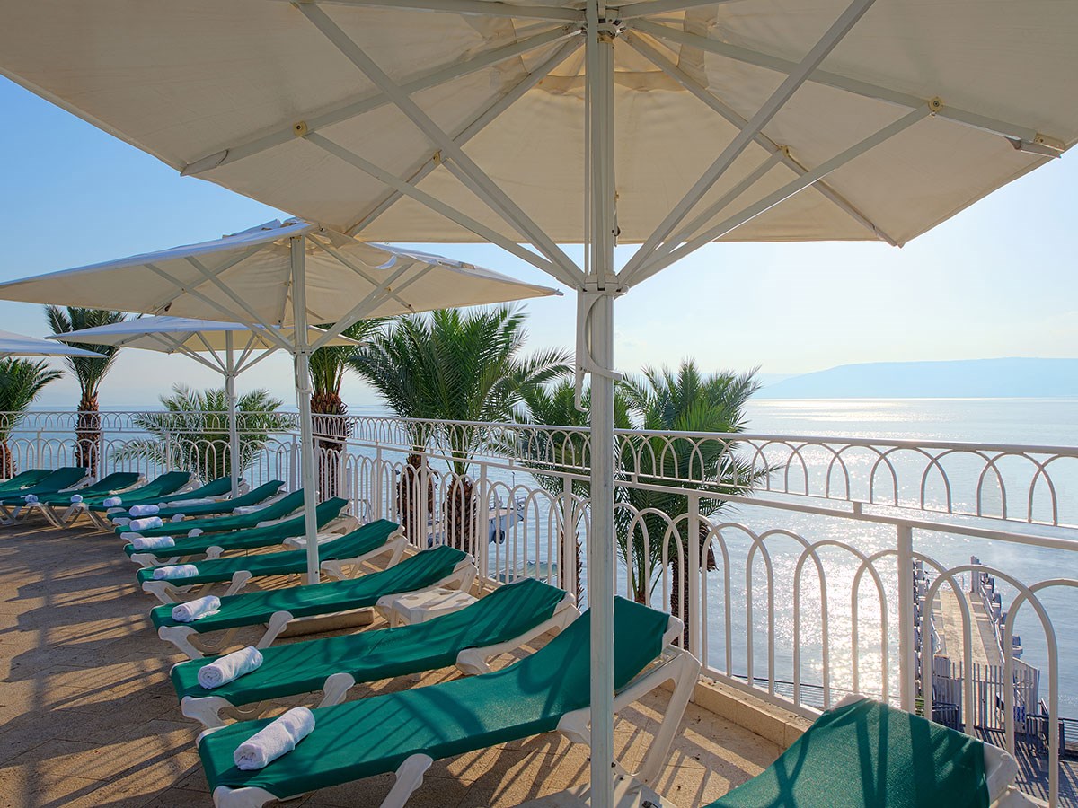 בריכת המלון הצופה אל הכנרת בריכת המלון הצופה אל הכנרת