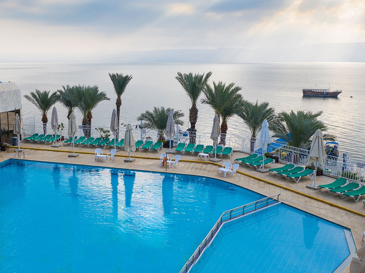 בריכת השחיה צופה אל הכנרת בריכת השחיה צופה אל הכנרת